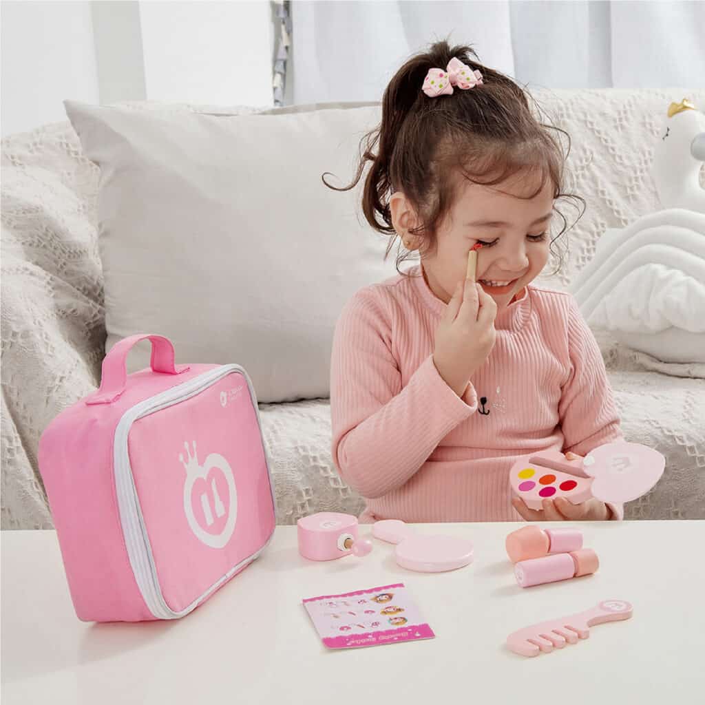 Criança a brincar ao faz de conta com o Kit de Maquilhagem Rosa