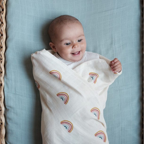 Bebé enrolado numa Musselina 120x120 cm Arco-Íris com técnica Swaddle