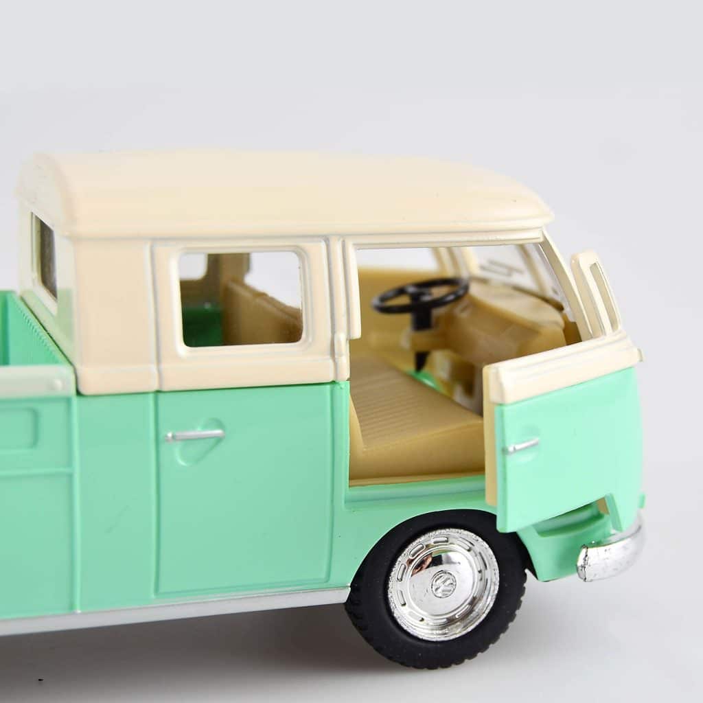 Detalhe do Carro Miniatura VW Kombi Pickup Cabine Dupla 1963 na cor Verde Menta