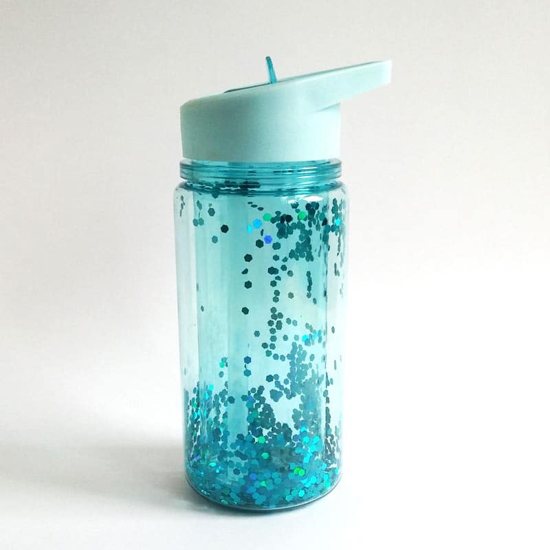 A Garrafa com Glitter Azul é uma Garrafa de água reutilizável