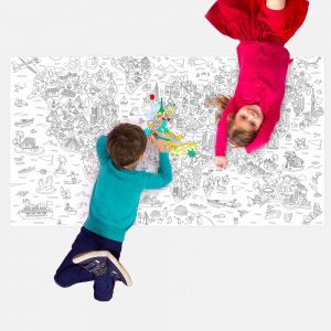Duas crianças deitadas no chão a colorir o poster XXL desenhos para colorir - OMY Atlas
