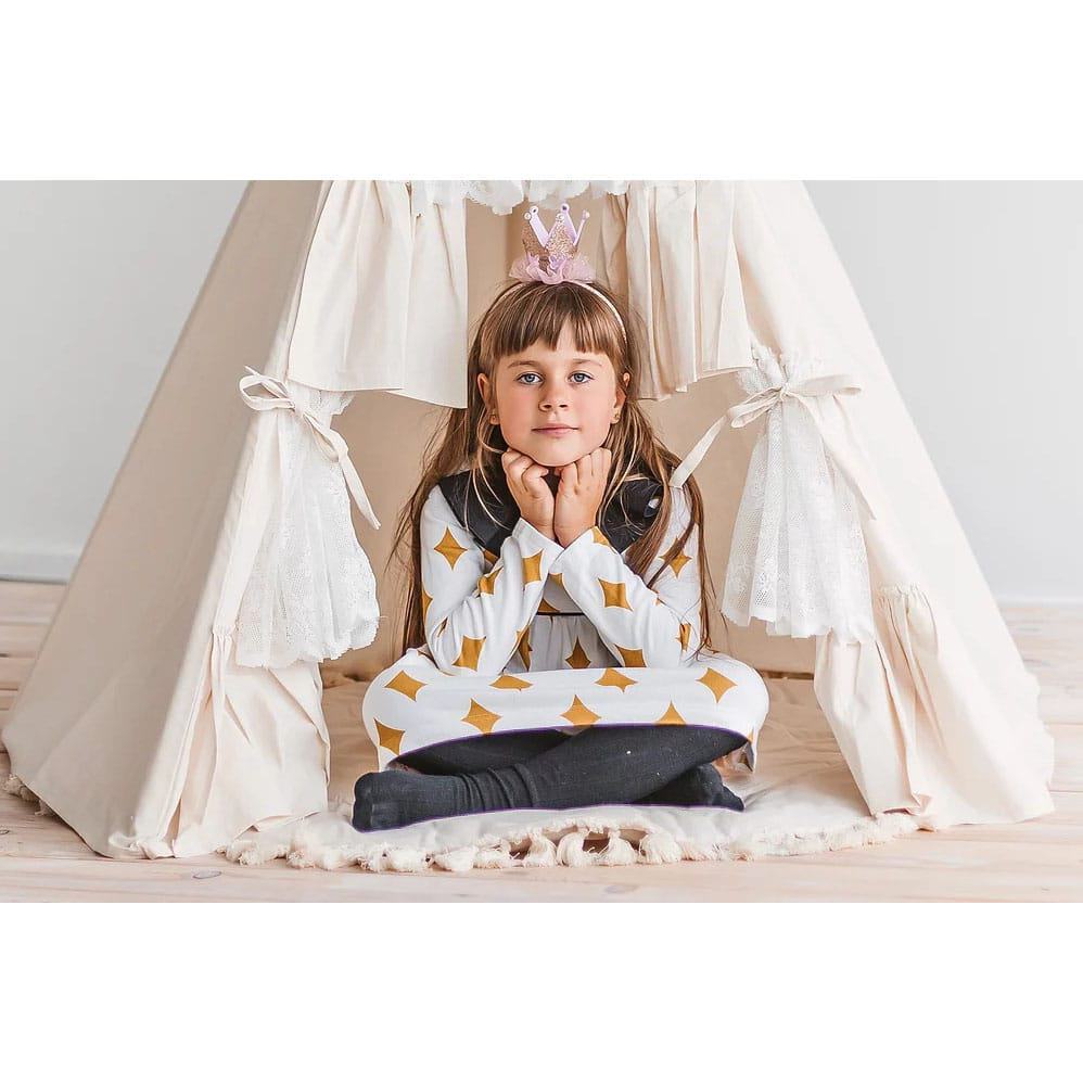 Criança na Tenda Tipi decorada com o Tapete de Atividades Acolchoado Decorado com Borlas