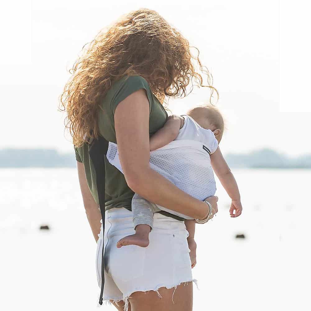 Mulher de costas com bebé no Mini Sling Minimonkey - Branco