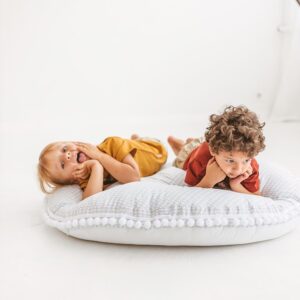 Crianças deitadas sobre a Almofada Grande de Chão em Cinza