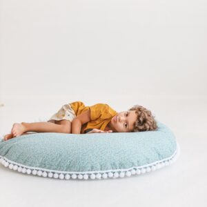 Crianças deitada sobre a Almofada Grande de Chão Azul Menta