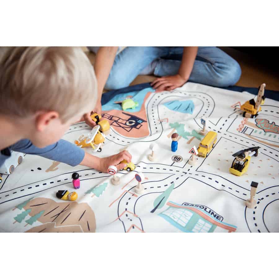 saco play & go com crianças a brincar com o mapa de estradas