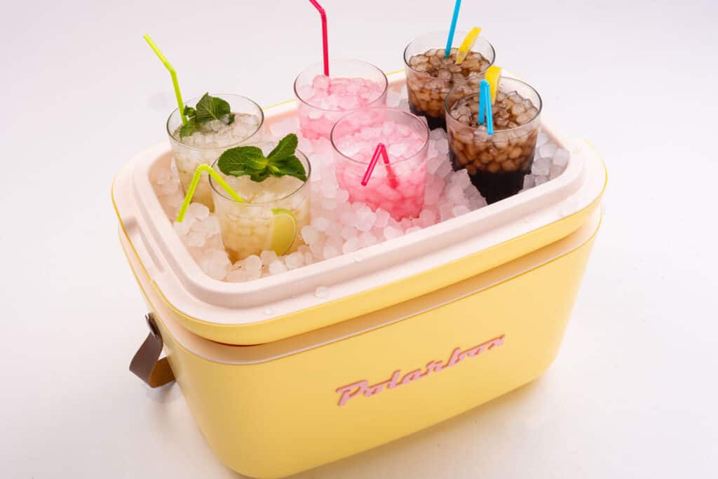 Geleira Polarbox com a Tampa virada a servir de tabuleiro para 6 cocktails