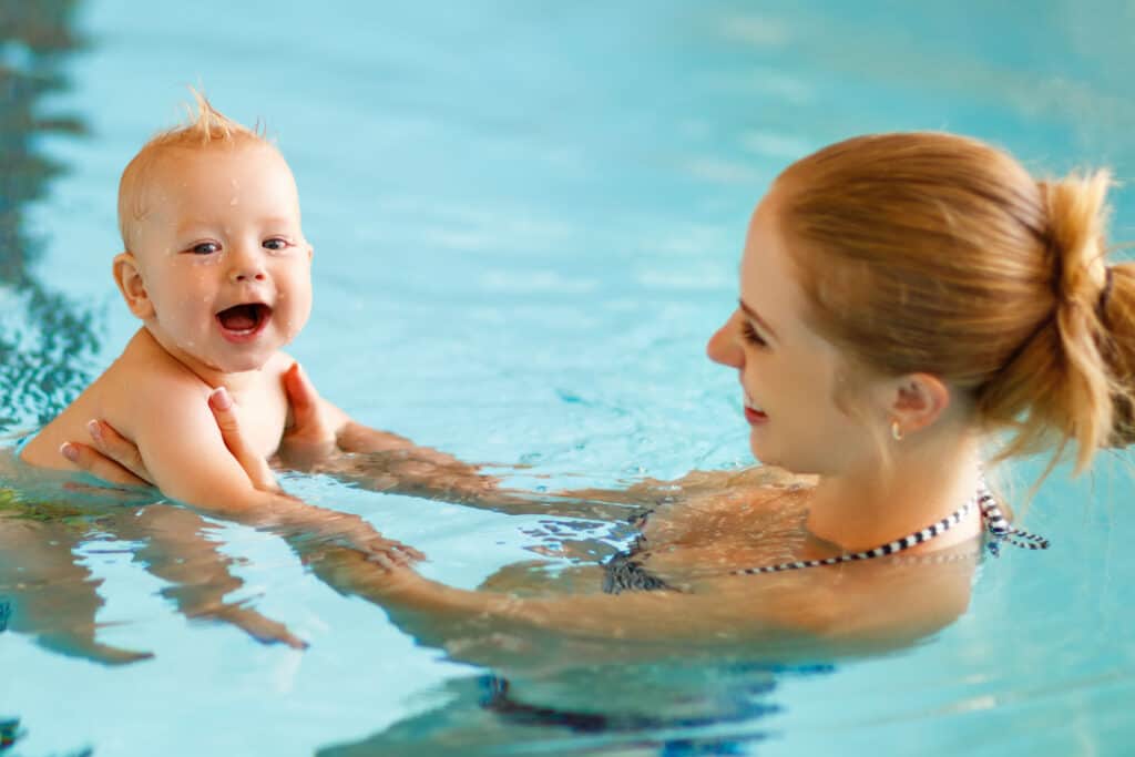 Um dos benefícios da natação para bebés é fortalecer o vínculo entre os pais e o bebé.