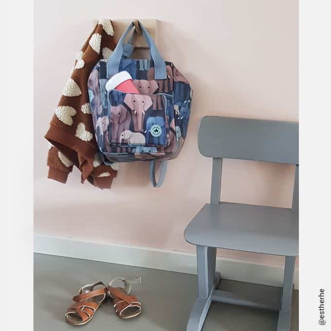 mochila pre escolar elefantes da studio ditte pendurada numa sala de aula