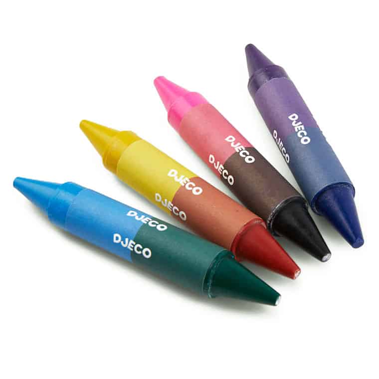 O Jogo "Aprender as Letras - Cria o Teu Mundo de Letras" da Djeco inclui 4 lápis de cera de ponta dupla com 8 cores