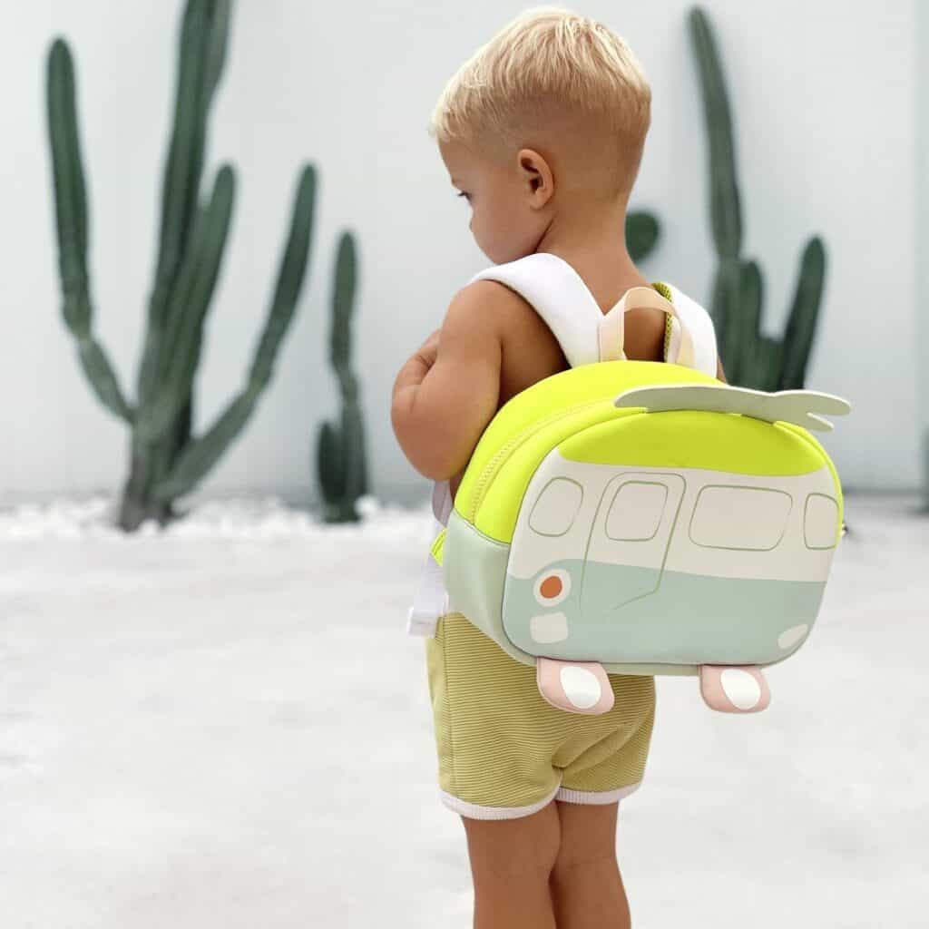 Criança com a mochila pré escolar Sunnylife® surf campervan