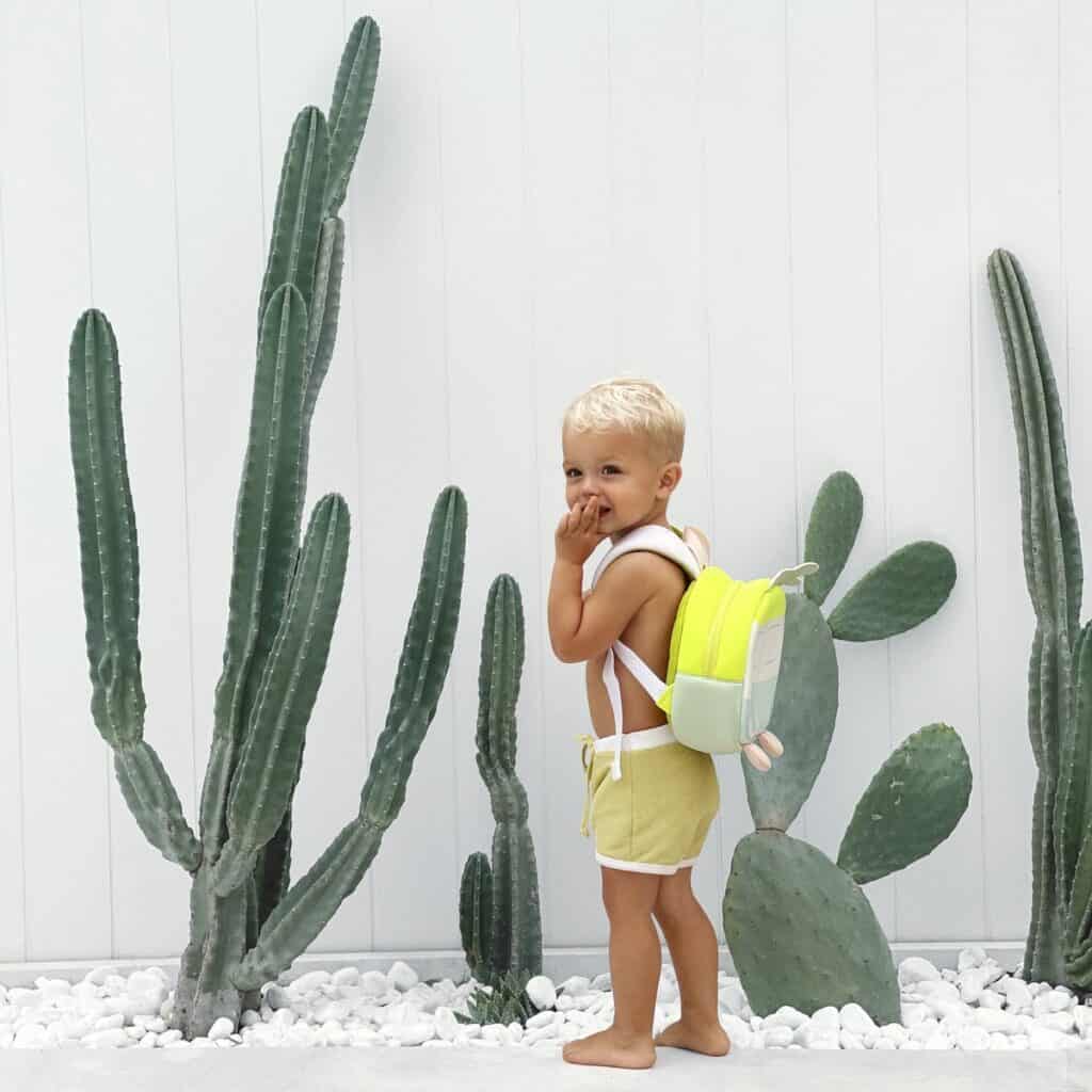 Criança em idade pré escolar com a mochila de neoprene Sunnylife® surf campervan