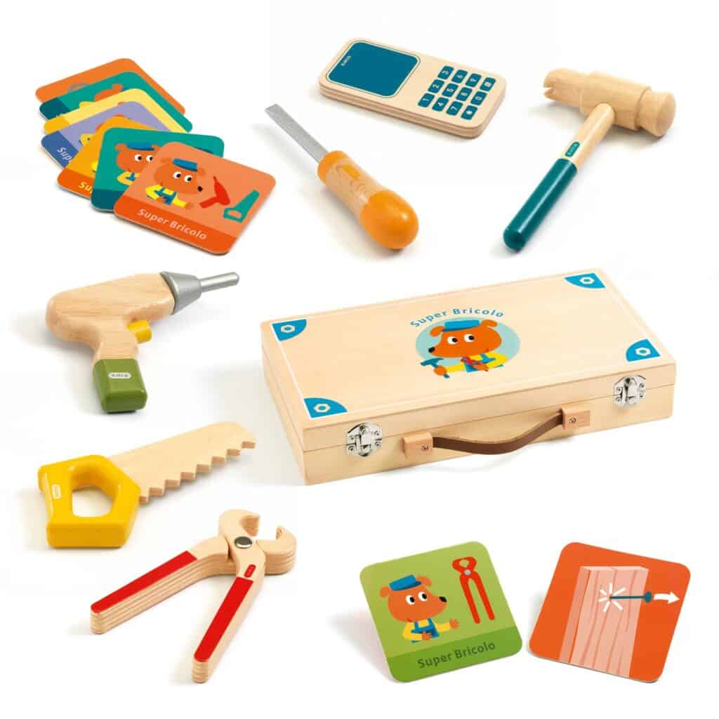 caixa de ferramentas de brincar da Djeco inlcui 5 ferramentas, um telefone e cartões de jogo pedagógico para estimular a brincadeira faz de conta