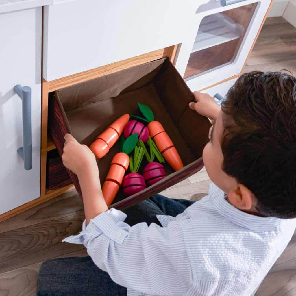 as crianças vão divertir-se a organizar os alimentos (ou a arrumar os brinquedos 😅) nas duas caixas de arrumação.