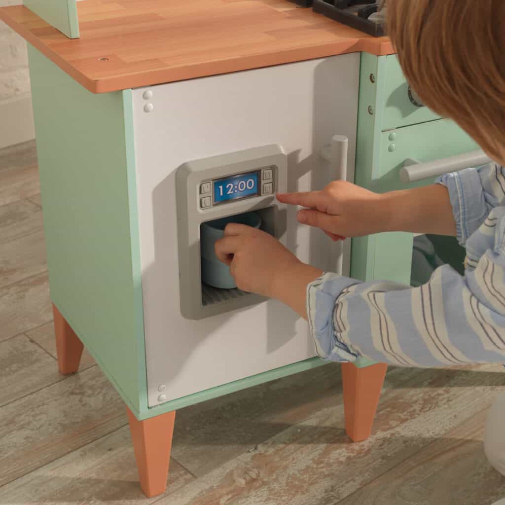 As crianças vão adorar fingir que criam bebidas refrescantes com a máquina de fazer gelo