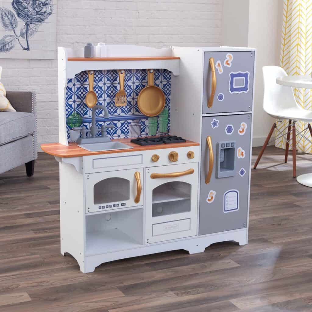 Com um adorável design ao estilo de uma casa de campo, a cozinha infantil magnética é o complemento perfeito para a sala de jogos ou quarto do seu pequeno chef!