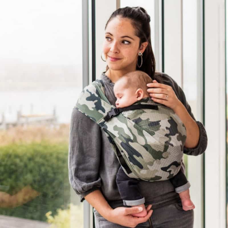 O Sling é um essencial da maternidade para transportar confortavelmente o seu bebé