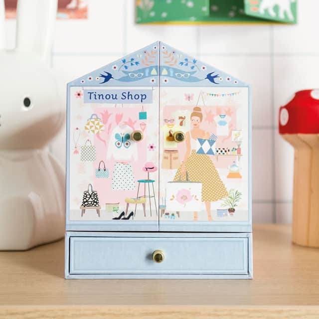 A Caixa de Música Tinou Shop é uma bonita peça de decoração para o quarto da criança e um presente para recém-nascido ideal