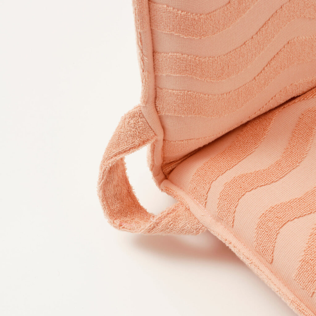 A Cadeira de praia espreguiçadeira Sunnylife tem uma capa em toalha de praia ultra macio e absorvente