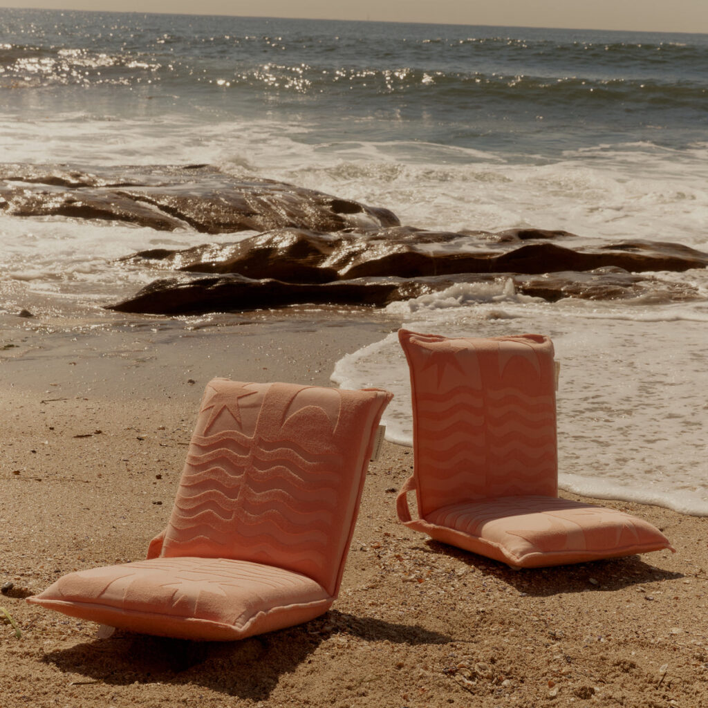Duas cadeira de praia espreguiçadeira dobrável na cor salmão