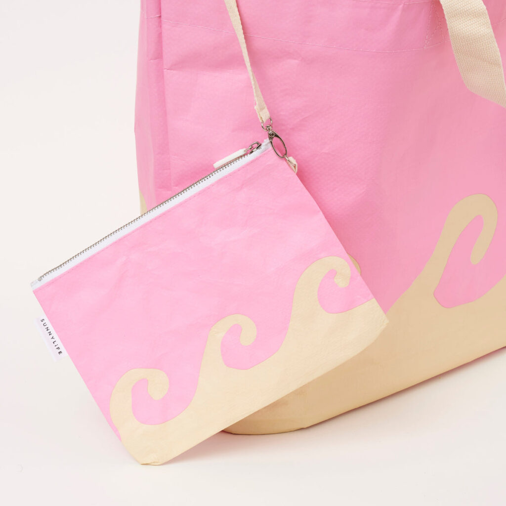 O Saco de Praia Grande Candy Pink inclui uma bolsa com zíper