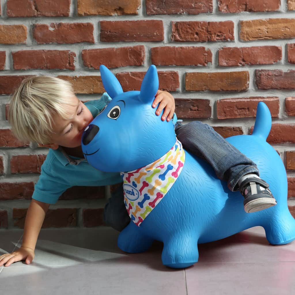 O Cão Saltitão Insuflável Azul ajuda a desenvolver as habilidades motoras das crianças