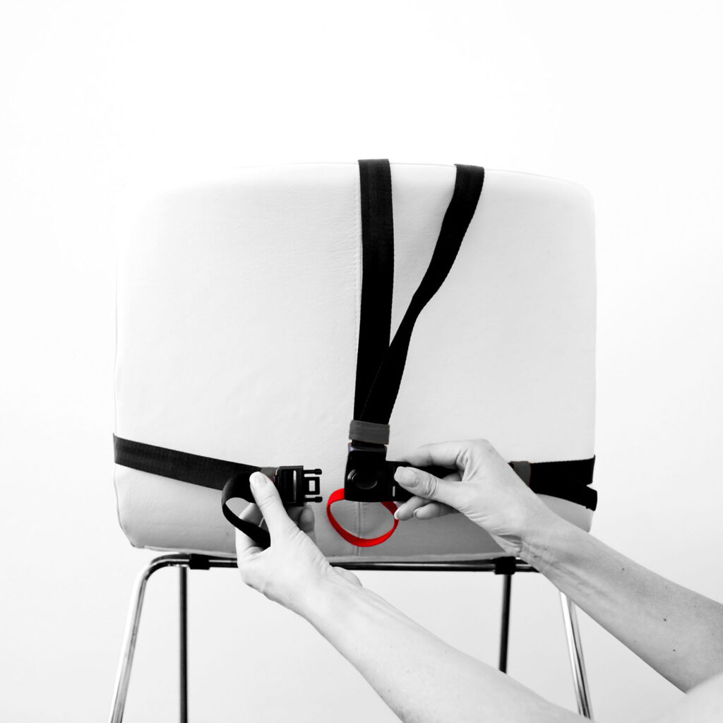 A cadeira alimentacao portatil Mini Chair da Minimonkey tem um sitema de fecho de 3 pontos estilo arnês que funciona como uma espécie de cinto de segurança e que você pode usar para transformar qualquer cadeira em um assento infantil.