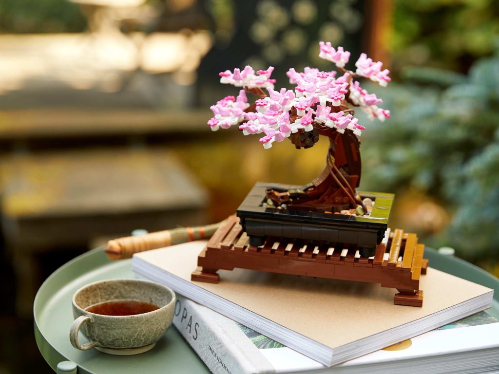 Modelo montado do LEGO 10281 Árvore Bonsai exposto numa mesa de jardim