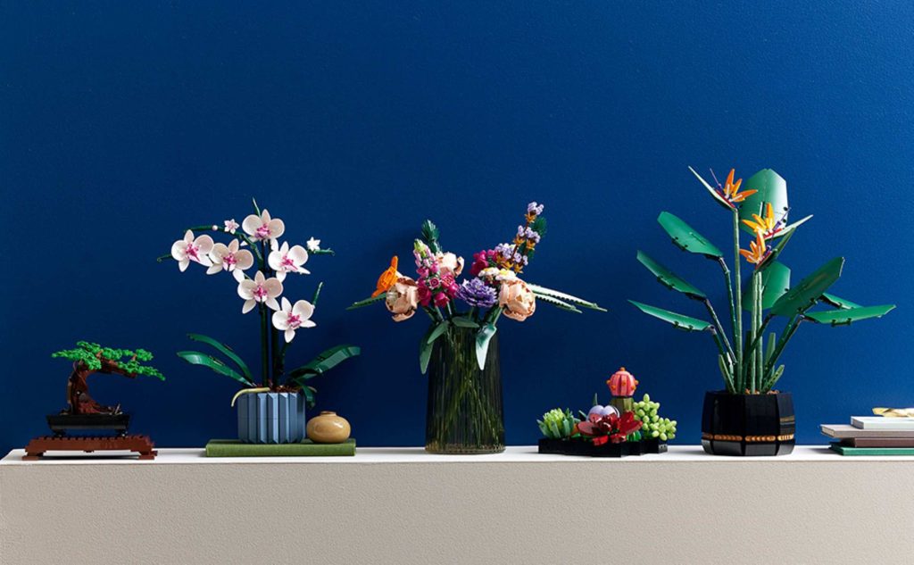 Babystore.pt - Bens para Bebés e Crianças de 0 a 6 Anos Modelo montado do LEGO 10311 Orquídea num ambiente de escritório moderno