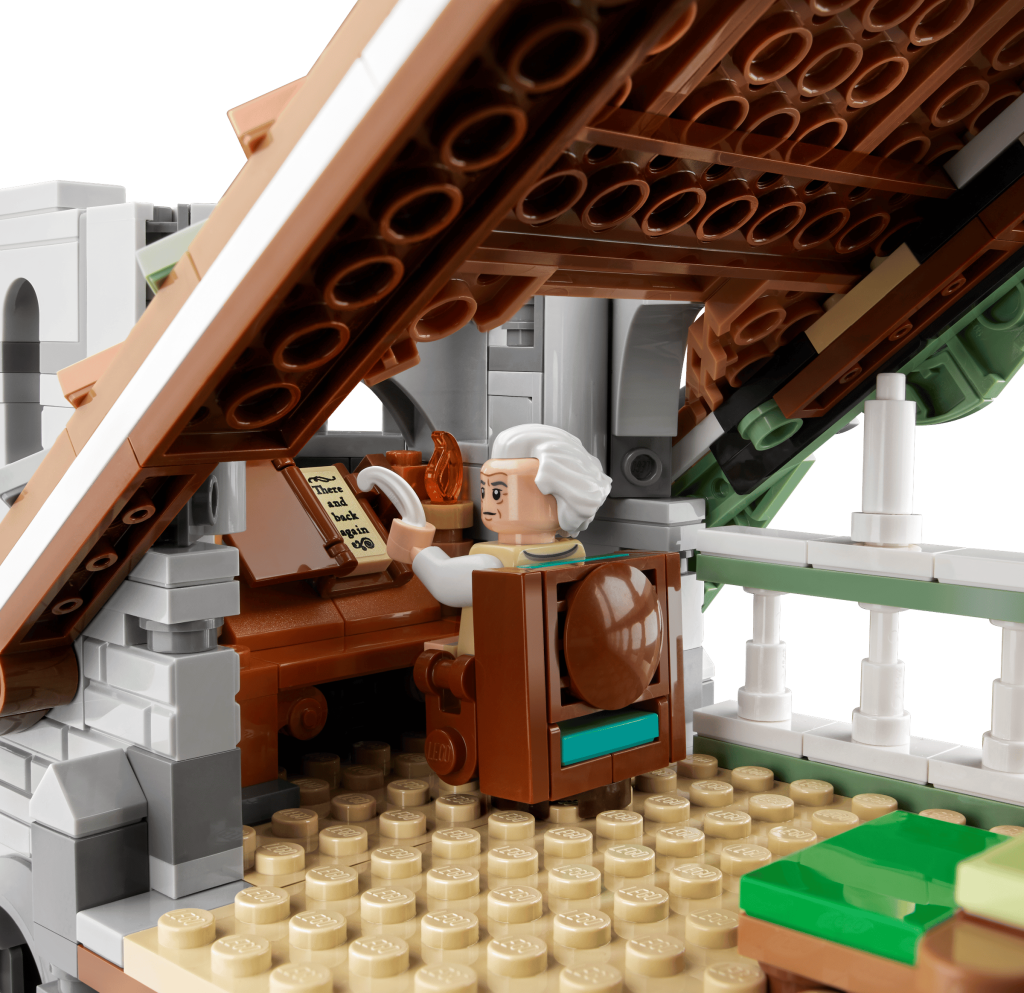 LEGO 10316 - Interior do estudo de Bilbo com a secretária, livros e o livro de história de Middle-earth