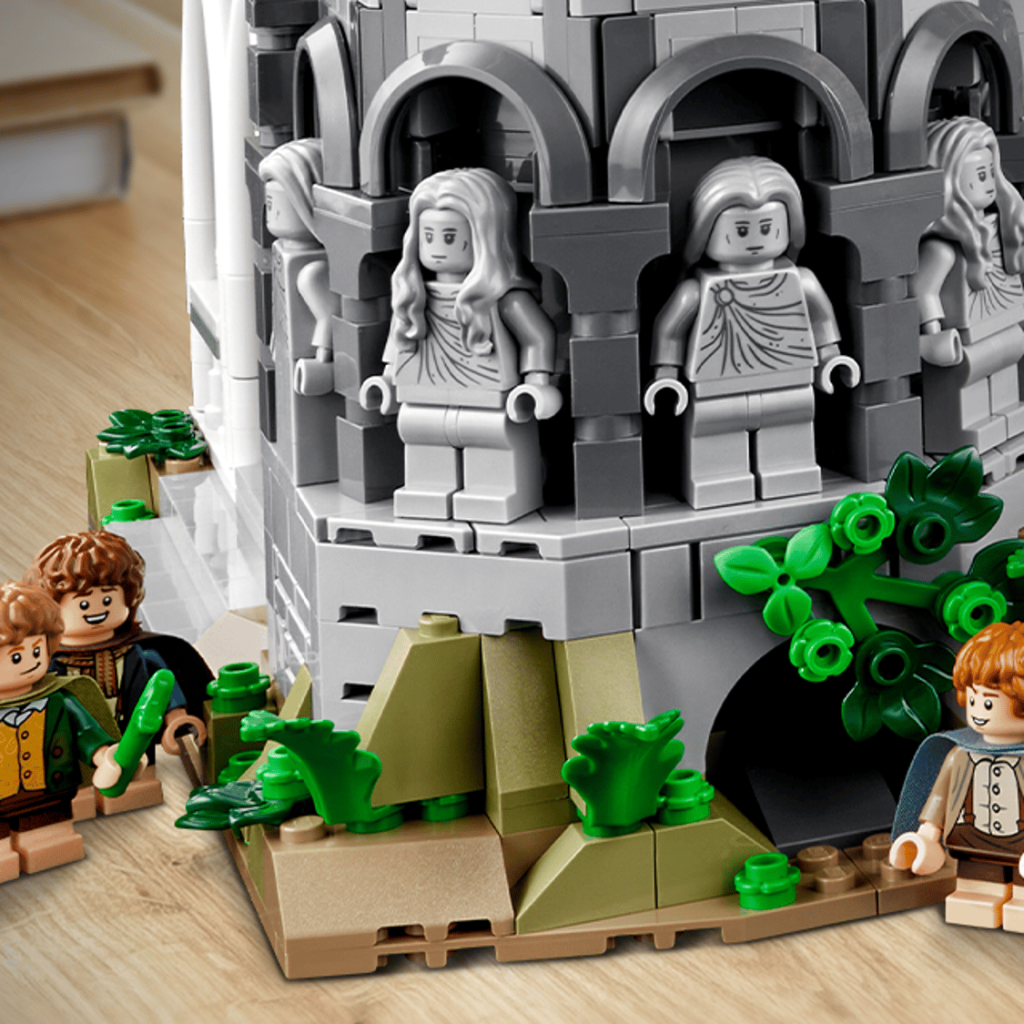 LEGO 10316 Rivendell - Pormenor em detalhe das estátuas élficas cinzentas com espadas e o pergaminho na torre do vale