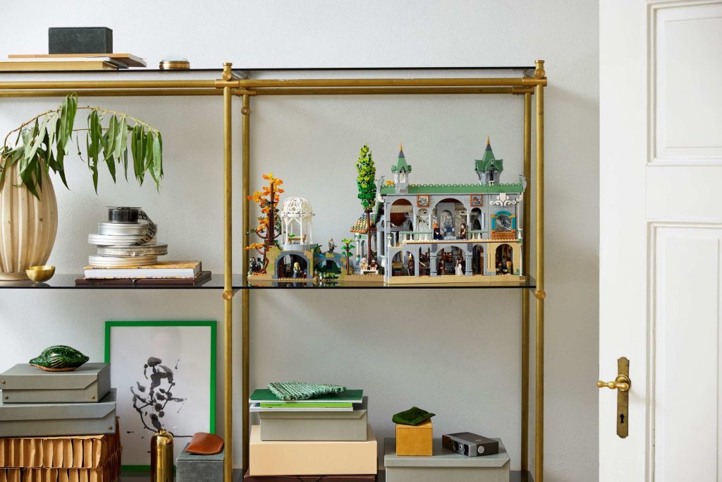 Modelo gigante LEGO Icons 10316 O Senhor dos Anéis Rivendell exposto numa prateleira de destaque num escritório