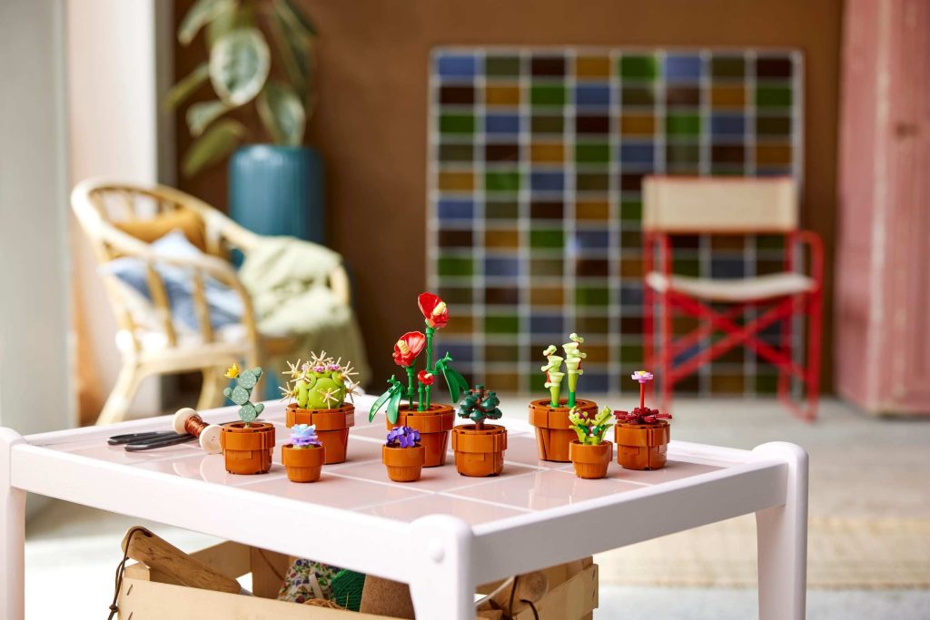 Conjunto LEGO 10329 Plantas em Miniatura exposto numa mesa de jardim