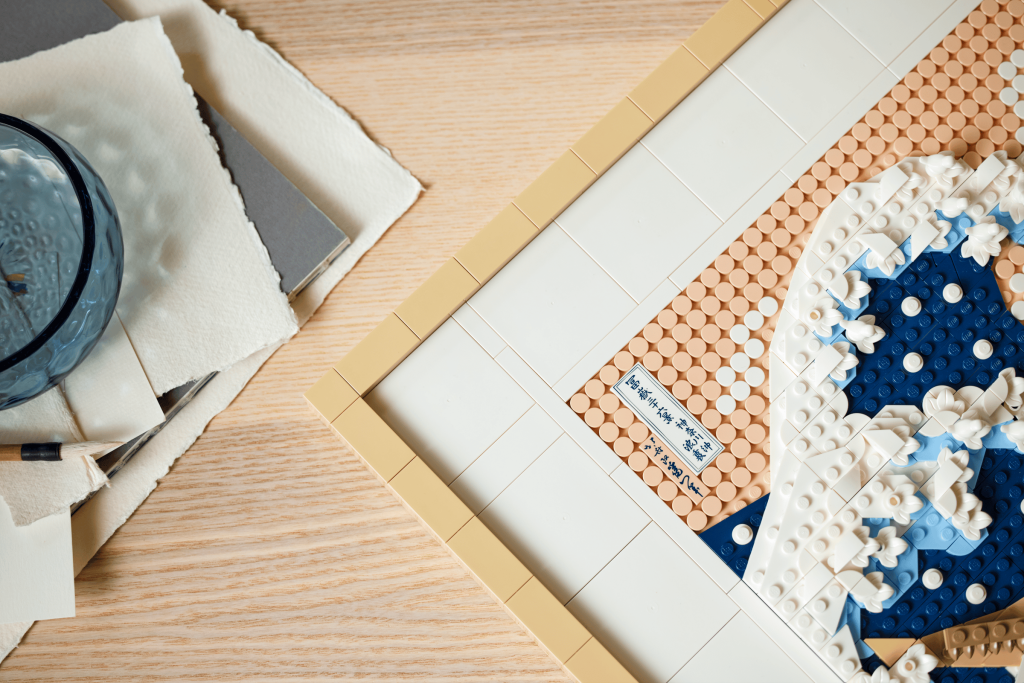Babystore.pt - Bens para Bebés e Crianças de 0 a 6 Anos LEGO 31208 - Detalhe do Monte Fuji e da peça com a assinatura de Hokusai