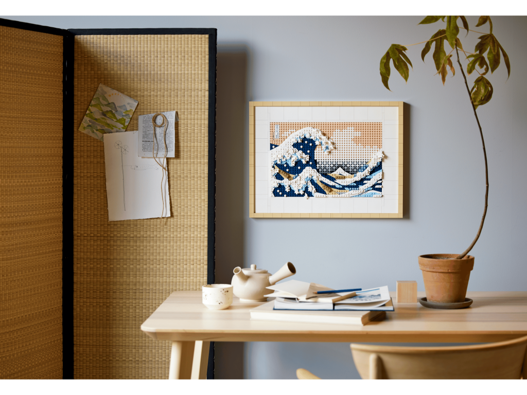 Babystore.pt - Bens para Bebés e Crianças de 0 a 6 Anos LEGO 31208 Hokusai – A Grande Onda pendurado numa parede numa sala moderna