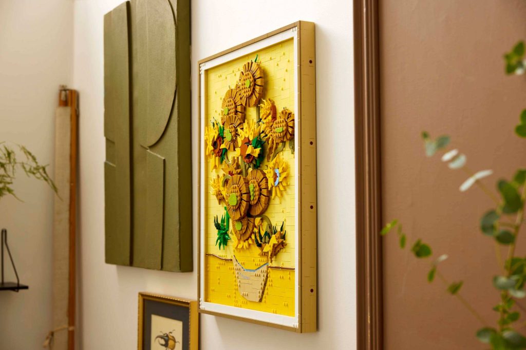 Quadro LEGO 31215 Vincent van Gogh Girassóis pendurado na parede de uma sala