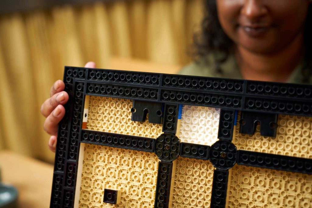LEGO Art 31218 Paisagem com Cerejeiras tem uma estrutura elegante concebida para fixação fácil na parede