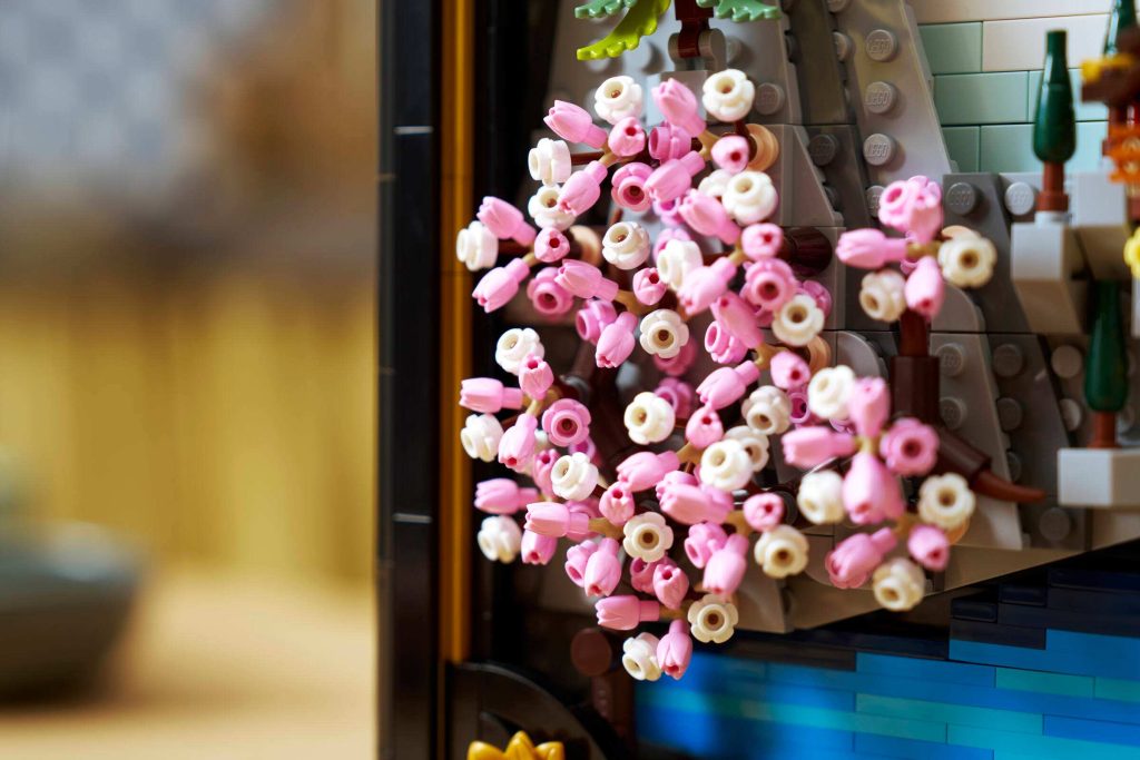 LEGO 31218 - Pormenor em detalhe do relevo 3D das flores de cerejeira em peças