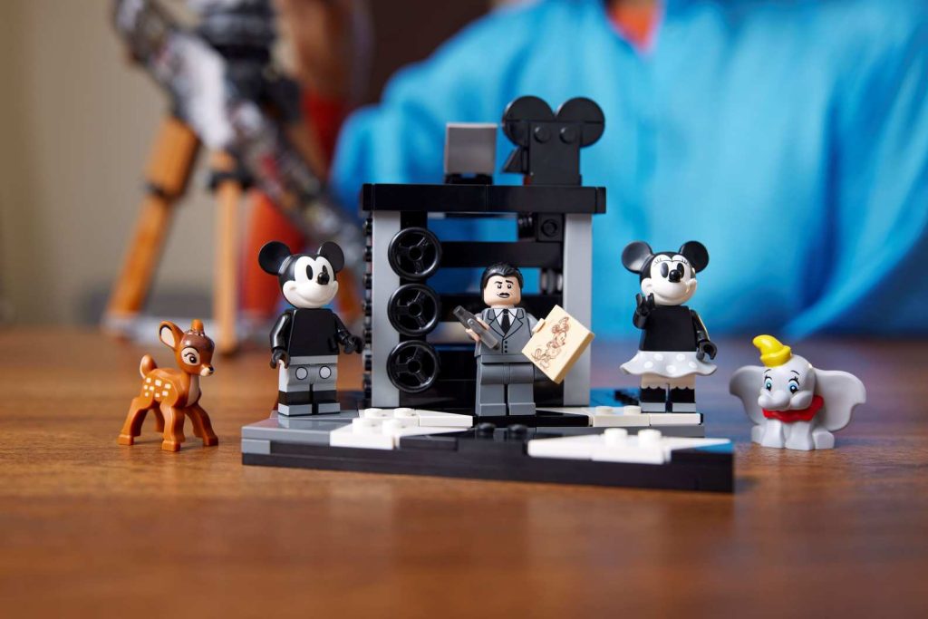 LEGO 43230 - Minifiguras de Walt Disney, Mickey, Minnie, Bambi e Dumbo em cima de uma mesa