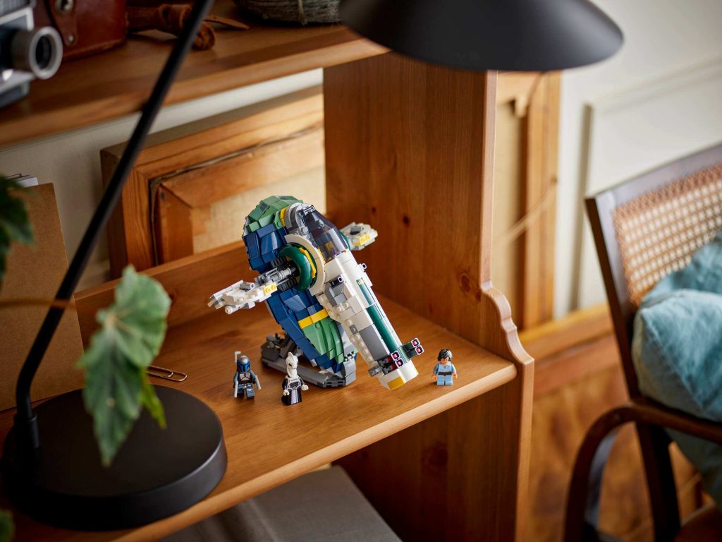 Modelo montado do LEGO 75433 Nave do Jango Fett exposto numa estante