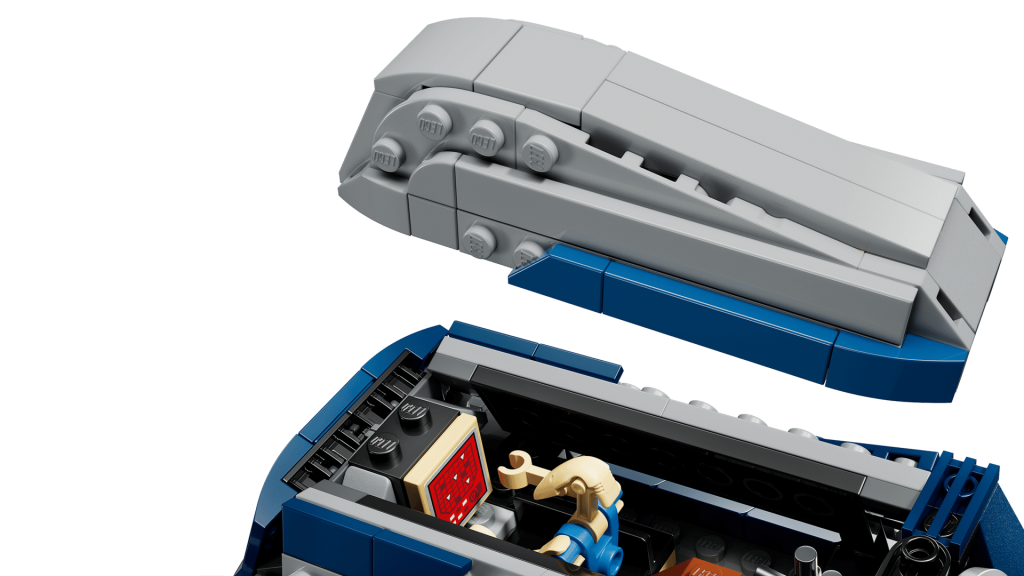 LEGO 75435 - Painéis laterais abertos mostrando o interior do MTT Separatista