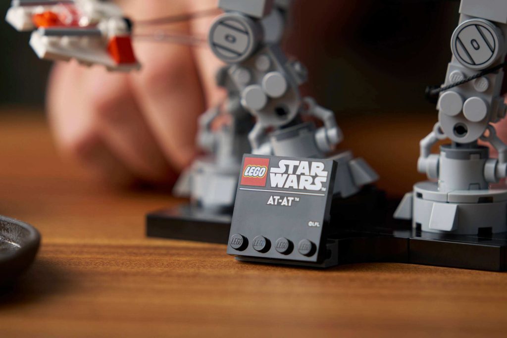 LEGO 75440 - Base de exposição do AT-AT com placa identificativa e micro nave Snowspeeder