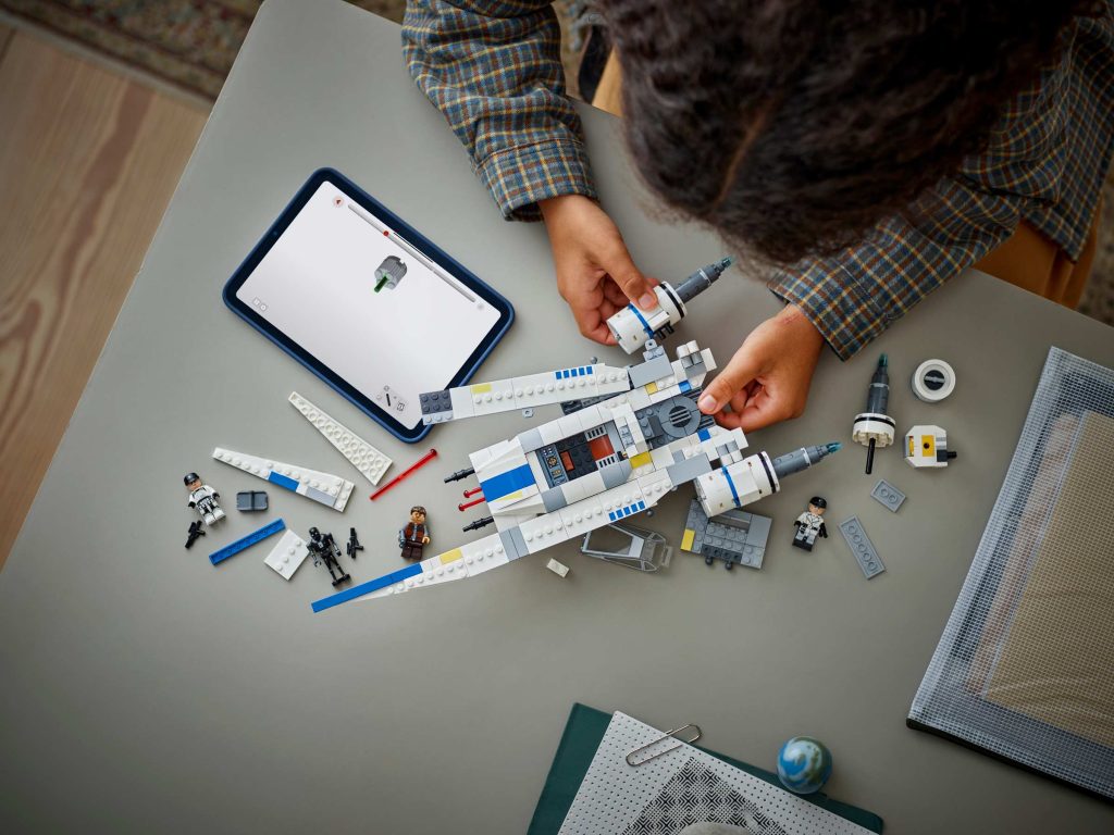 Este brinquedo de construção envolvente apresenta um veículo Star Wars™ e personagens populares para inspirar a imaginação
