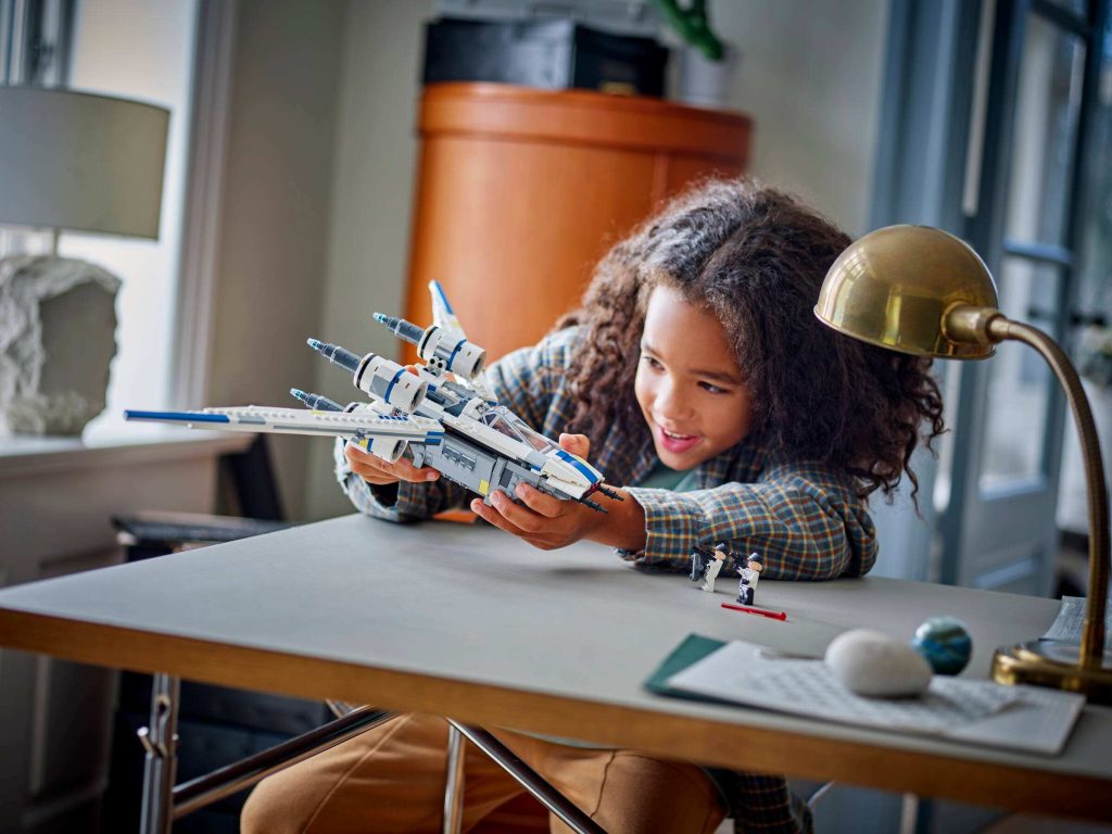 Este brinquedo de construção envolvente apresenta um veículo Star Wars™ e personagens populares para inspirar a imaginação