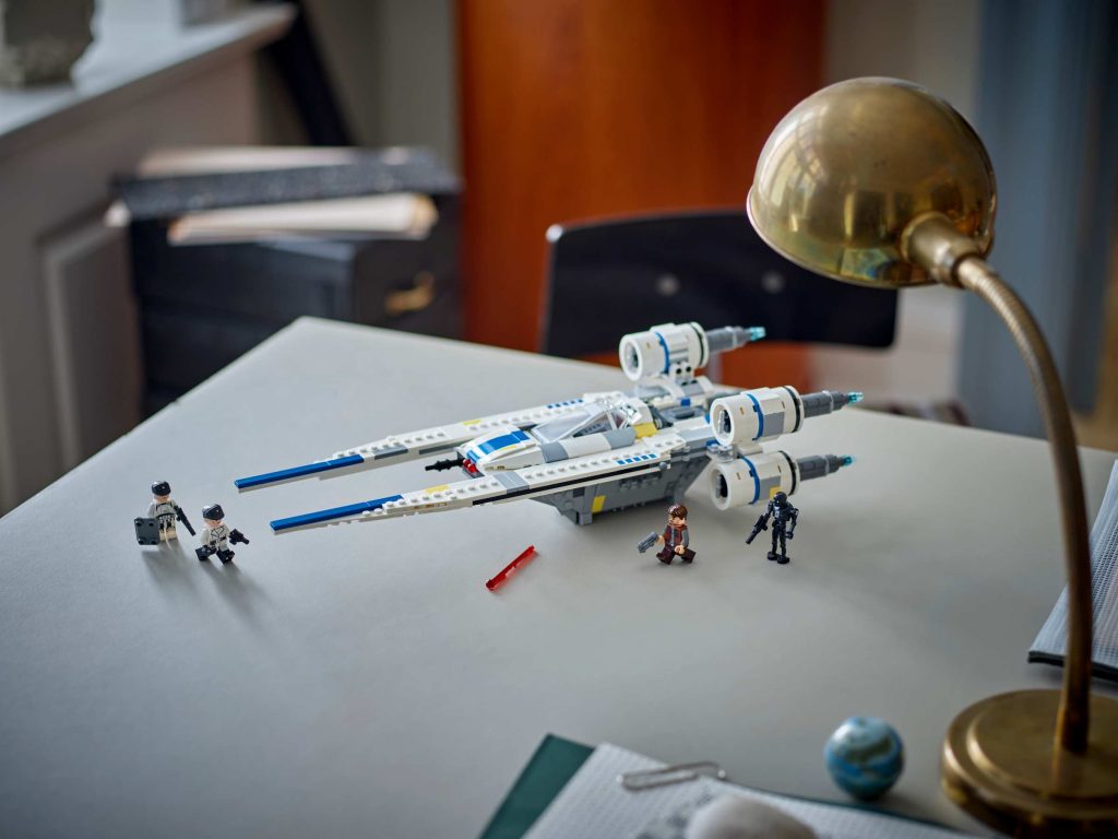 Modelo montado do LEGO 75399 U-Wing Starfighter Rebelde exposto numa estante