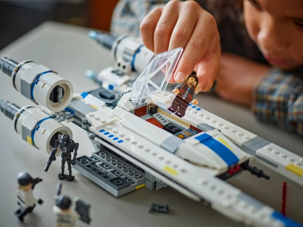 LEGO 75399 - Pormenor do cockpit e compartimento interior da nave U-Wing