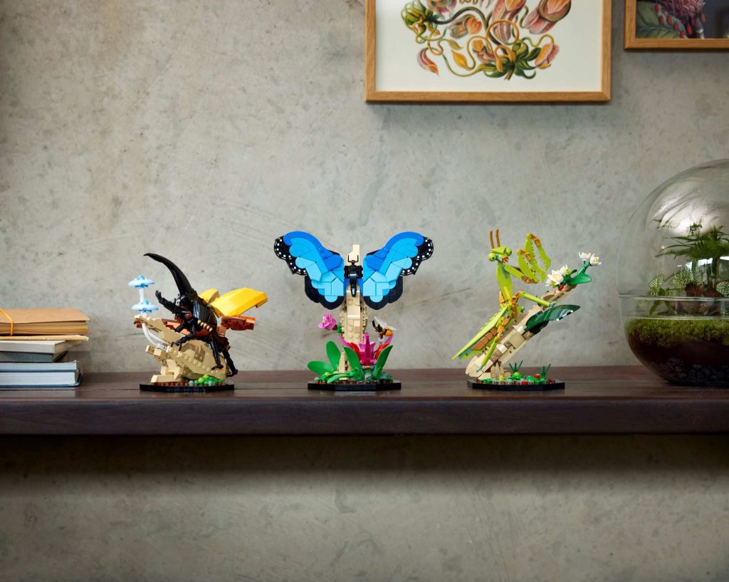 Babystore.pt - Bens para Bebés e Crianças de 0 a 6 Anos LEGO 21342 Coleção de Insetos exposta como peça decorativa numa prateleira.